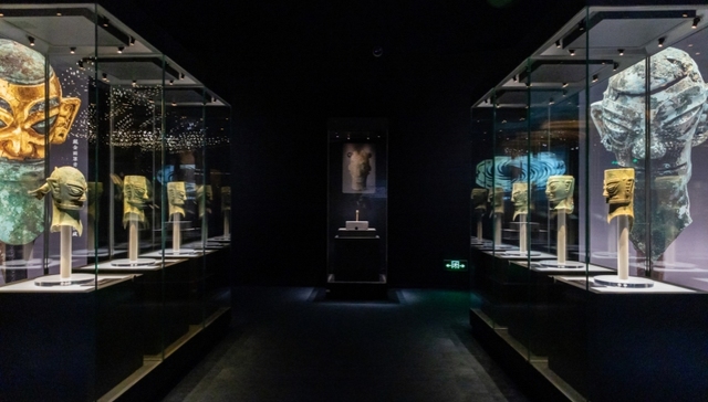 “神鸟”领衔、戴冠纵目面具首次聚首，三星堆—金沙遗址古蜀文明展亮相国博