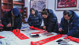 河北迁安：翰墨迎春 瑞马送福