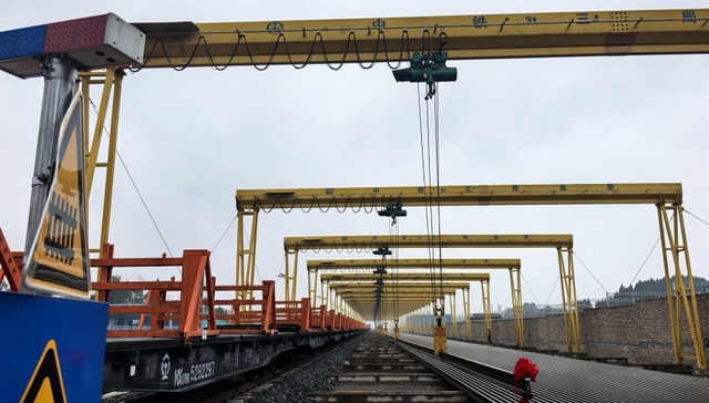 成达万高铁即将全线铺轨，首列500米长钢轨已进场