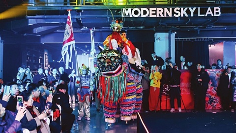 太原钟楼街上，传统非遗PK现代艺术