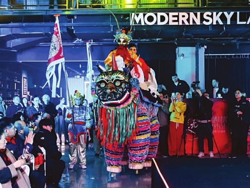 太原钟楼街上，传统非遗PK现代艺术