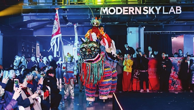 太原钟楼街上，传统非遗PK现代艺术