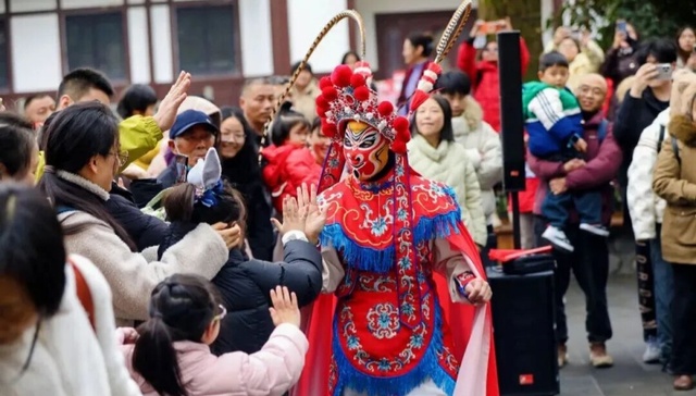 探访千年治水智慧 青城山-都江堰景区迎寒假学生打卡潮