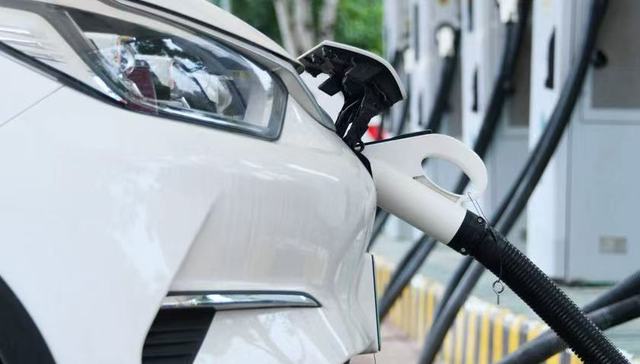 预计95亿人次出行，新能源汽车充电迎大考，服务区“长龙”再现？