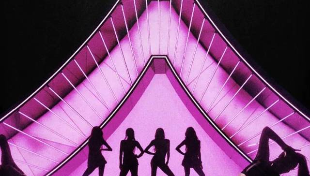 她们在朋友圈“发疯”：高净值女性的“追星”消费升级