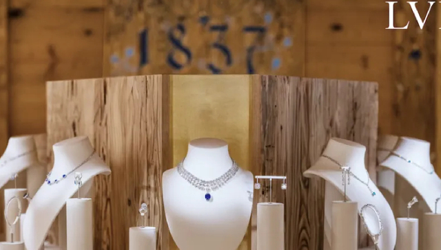 TOPBRAND | Arnault家族再增持LVMH股票；蜜雪冰城墨西哥首店开业；Balenciaga任命全球传播总监