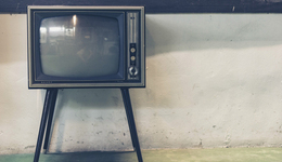 春晚廣告位爭奪戰(zhàn)：四十年國民記憶與商業(yè)洪流