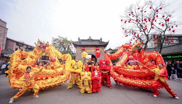 簪花拾音、机甲贺岁、金龙巡游、铁花飞溅 洛带古镇的客家年原来这样过