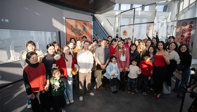 云端共舞“雨中曲”，伦敦西区原版经典唱响青岛最高点