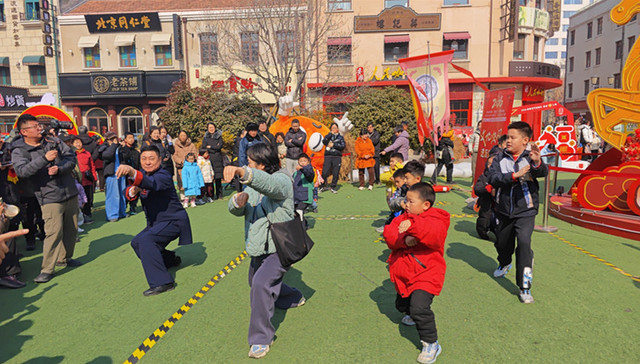 新春文化快闪活动——国家级非遗项目鸳鸯螳螂拳走近历史城区