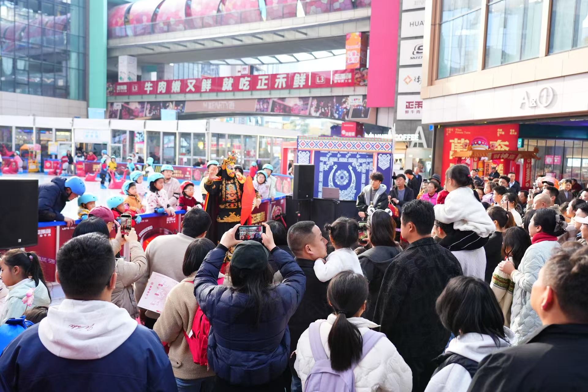 【民俗大戏轮番登场 新春游园持续火热】 华熙LIVE·528“马马福福新春游园会”精彩进行时，邀全城市民感受马年新气象