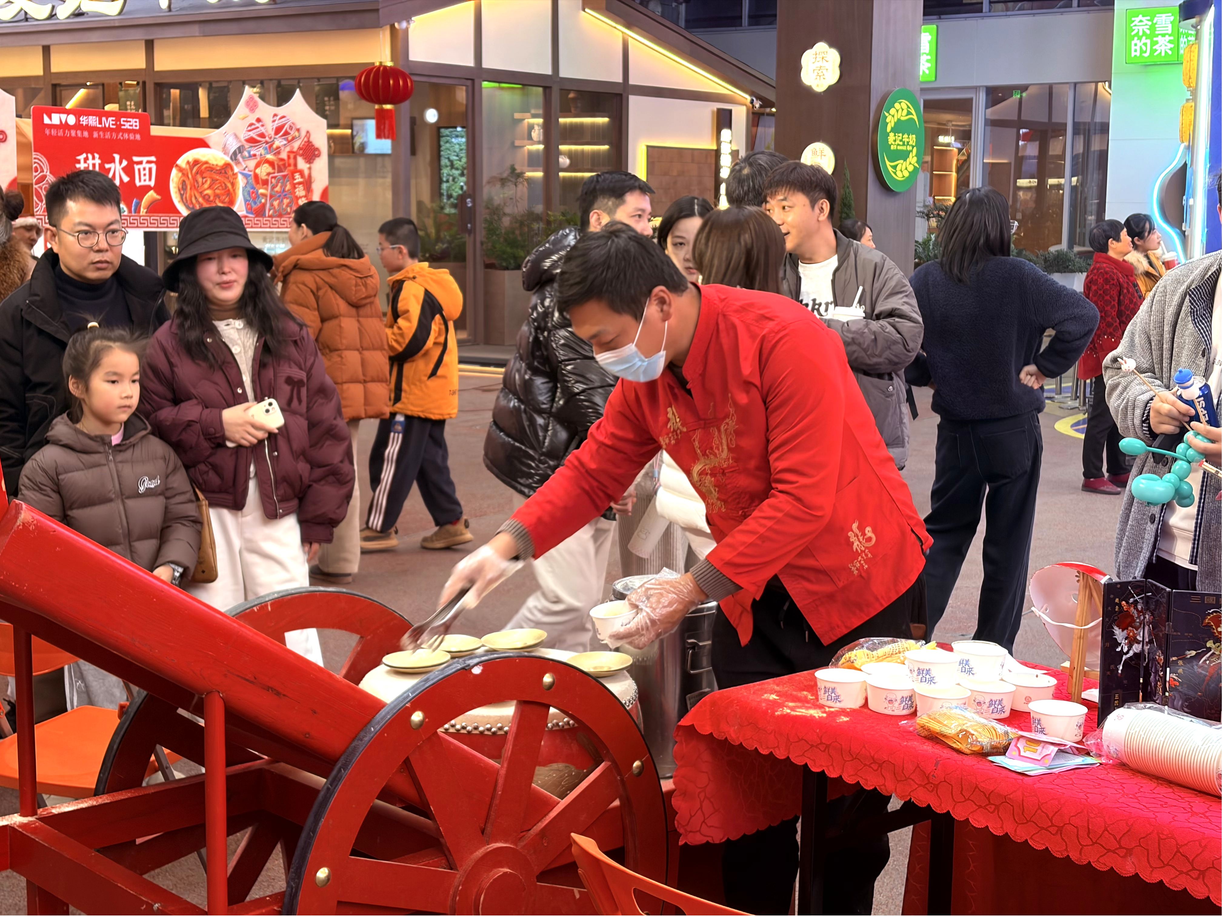 【民俗大戏轮番登场 新春游园持续火热】 华熙LIVE·528“马马福福新春游园会”精彩进行时，邀全城市民感受马年新气象