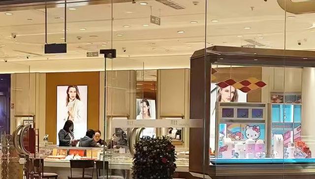 实探春节北京“金市”：小克重饰品更受欢迎，老年人成买金条主力