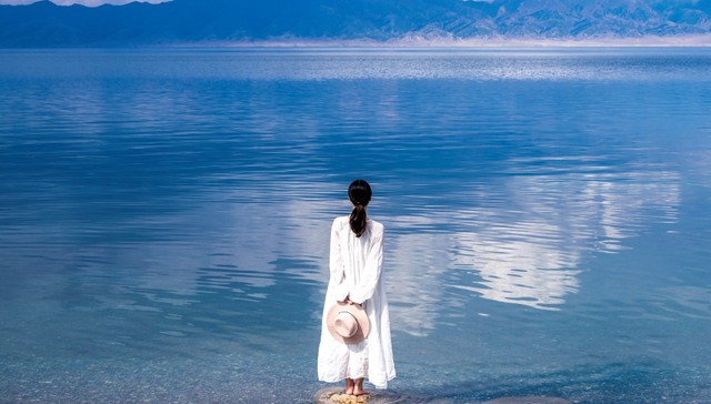 赛里木湖旅拍经营权拍出千万，最后谁买单？