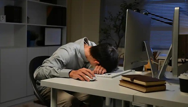 中年人拼命拥抱龙虾的背后，是对技术迭代的恐慌