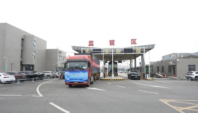 全国首票“多式联运+TIR运输”出口货物从西咸空港口岸通关启运