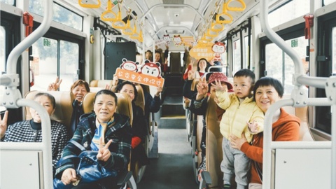 成都公交推出多条趣耍巴士“银龄出游”线路