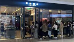 一年涨3次价，老铺黄金多赚了近34亿，管理层称“不只赚金价上行的钱，也能赚下行的钱”