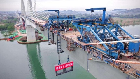 成达万高铁全线控制性工程嘉陵江特大桥顺利合龙