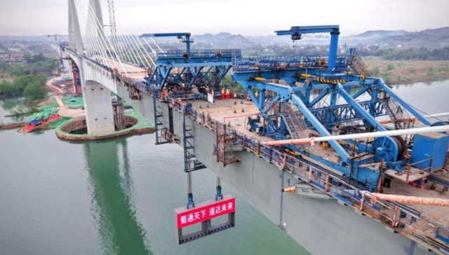 成达万高铁全线控制性工程嘉陵江特大桥顺利合龙