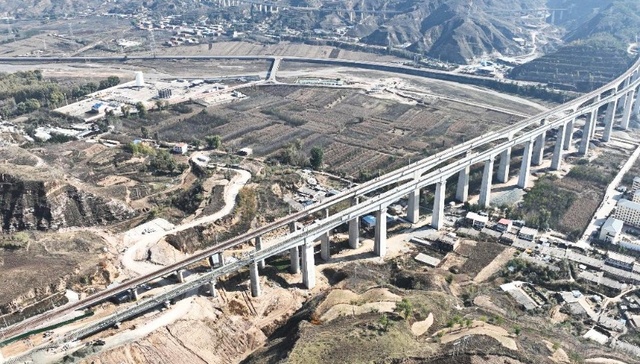 兴保铁路复线开通试运行