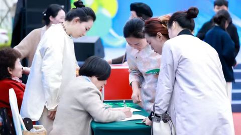 竹编藤编入茶席 成都百万职工劳动和技能大赛“茶香四溢”