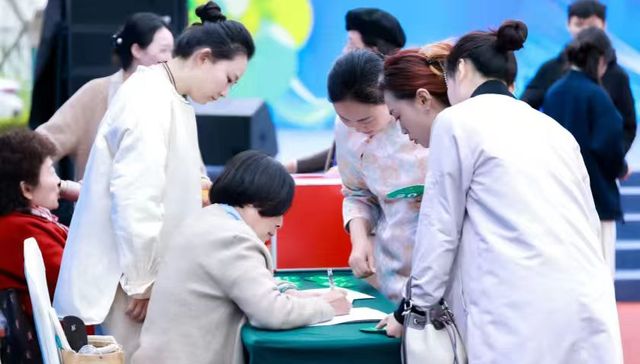 竹编藤编入茶席 成都百万职工劳动和技能大赛“茶香四溢”