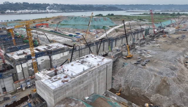 四川岷江东风岩航电枢纽工程船闸闸首全部封顶