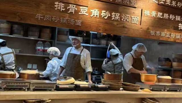 实探上海首家天边砂锅焖面：人均50元、排队一小时，西贝开副牌闯性价比赛道