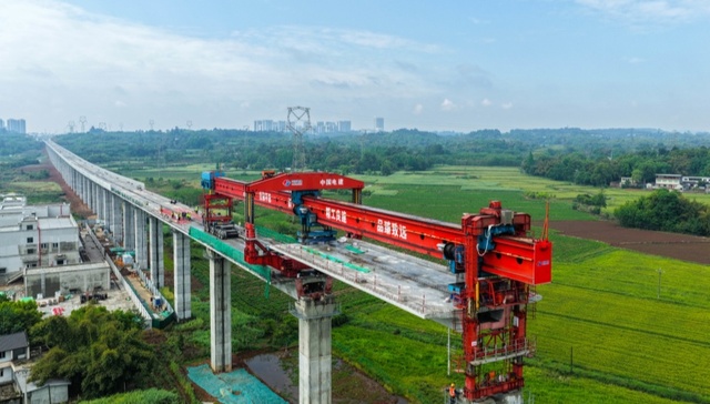 架梁、铺轨……成都轨道交通在建线路刷新“进度条”