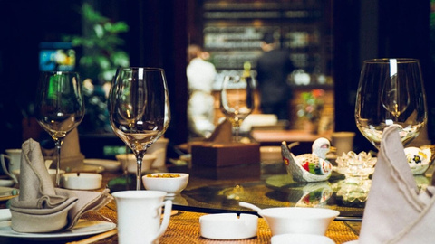 年轻人干饭，挤到五星级酒店“薅羊毛”