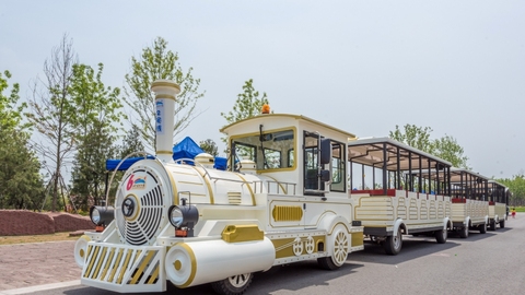 景区大门越建越远，只为给“摆渡车刺客”铺路？