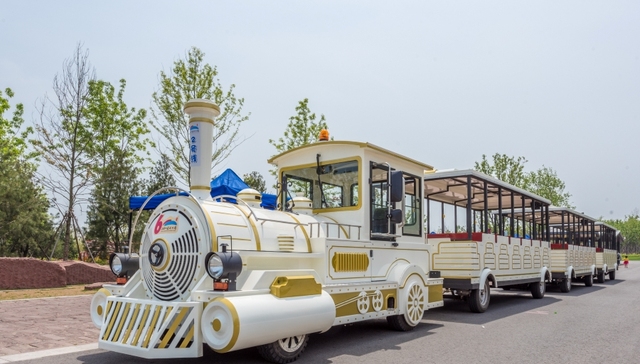 景区大门越建越远，只为给“摆渡车刺客”铺路？