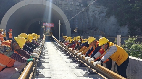 忻州五台县北太行山隧道开始铺轨，雄忻高铁山西段建设迈入新阶段