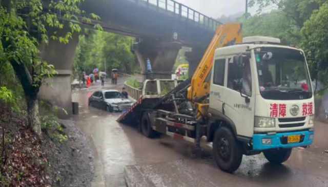 暴雨积水致两车被困 旺苍警民合力1小时紧急救援