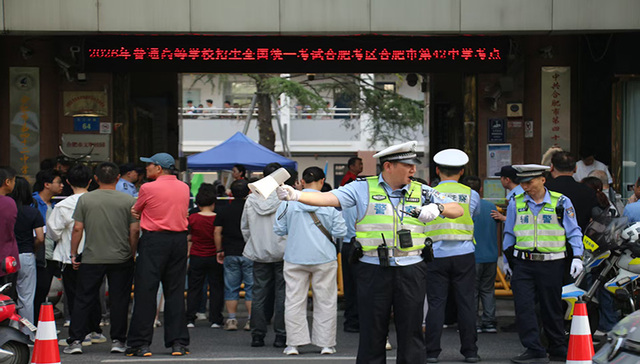 护航高考，交警同行