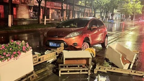 陕西宝鸡车祸车主撞坏护栏讲价仍赔7500元  投诉后更贵又被追索676元