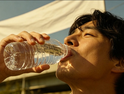 酷暑难耐靠冷饮降温？夏日补水避开三大误区
