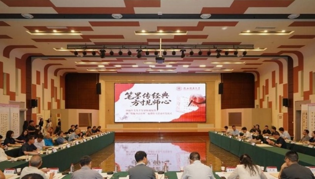 陕师大“银发天团”再执笔为2026级新生手写“见面礼”