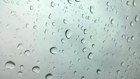 评论丨雨情不容“谣言”搅局，流量岂能凌驾真相？