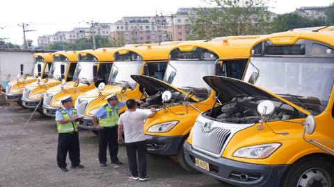 河北迁安：校车“体检”迎开学