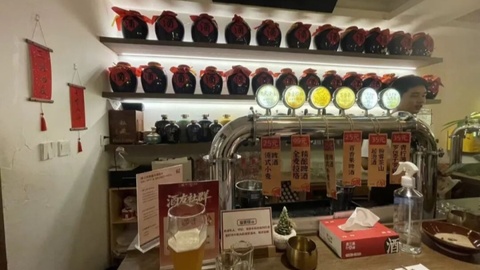 美团、蜜雪等巨头杀入！实探打酒铺：月入4万元才能活下去，千亿散酒江湖“大逃杀”开启？