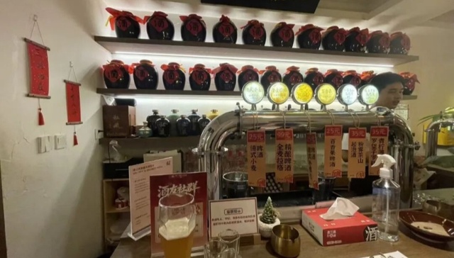美团、蜜雪等巨头杀入！实探打酒铺：月入4万元才能活下去，千亿散酒江湖“大逃杀”开启？