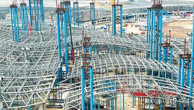 昆明长水国际机场改扩建工程T2北段钢结构网架提升工程启动