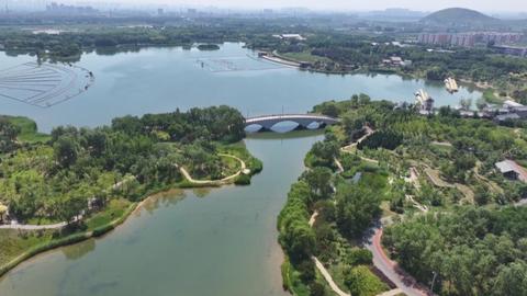 石家庄市鹿泉区：龙泉湖湿地公园秋意渐浓，市民尽享休闲好时光