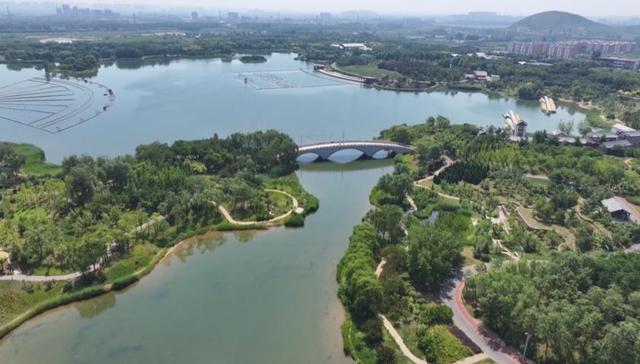 石家庄市鹿泉区：龙泉湖湿地公园秋意渐浓，市民尽享休闲好时光