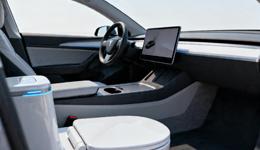 从冰箱彩电到车载马桶：谁在为电动车“年更”买单？