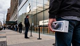 iPhone 18 Pro首发日：长队还在，黄牛不敢囤货，预测iPhone Duo溢价500元