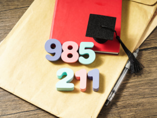 AI应用争夺高校市场