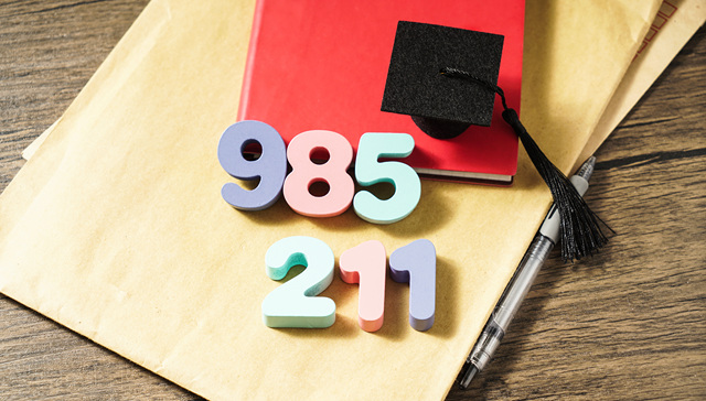 AI应用争夺高校市场